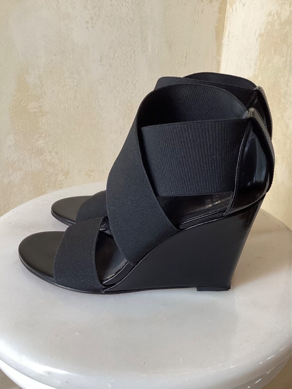 STUART WEITZMAN BLACK PATENT LEATHER WEDGE SANDALS SIZE 7